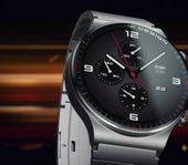 Huawei Watch GT2 Porsche Design berbahan titanium dan kaca safir juga turut diluncurkan